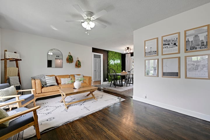 3bd | 2ba Home | Fire Pit, Gazebo & Fenced Yard - Overland Park, KS