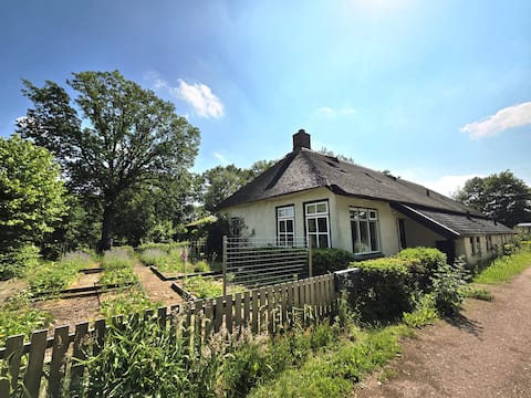 The Farmhouse: entire home 15p l hot tub & garden