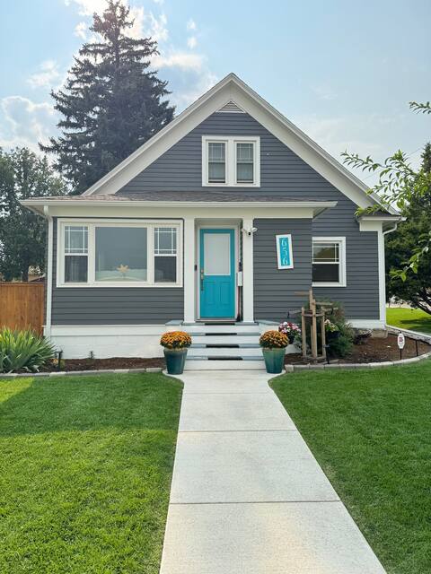 Cheerful 2 Bedroom in-town retreat home