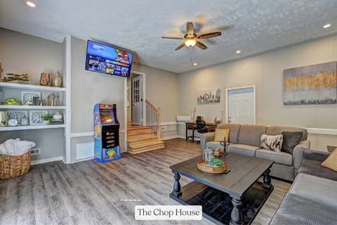 Chop House | King Bed, Smart TVs & Backyard Fun!