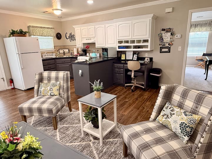 Cheerful Cozy Cottage, Unwind On Spacious Porch - Tulsa, OK