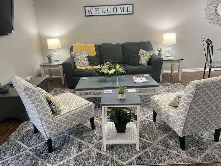 Pohovka sa zmení na manželskú posteľ.  Veľký otvorený pôdorys s pohodlnou obývacou izbou, jedálňou, kuchyňou a kancelárskym pracovným priestorom!