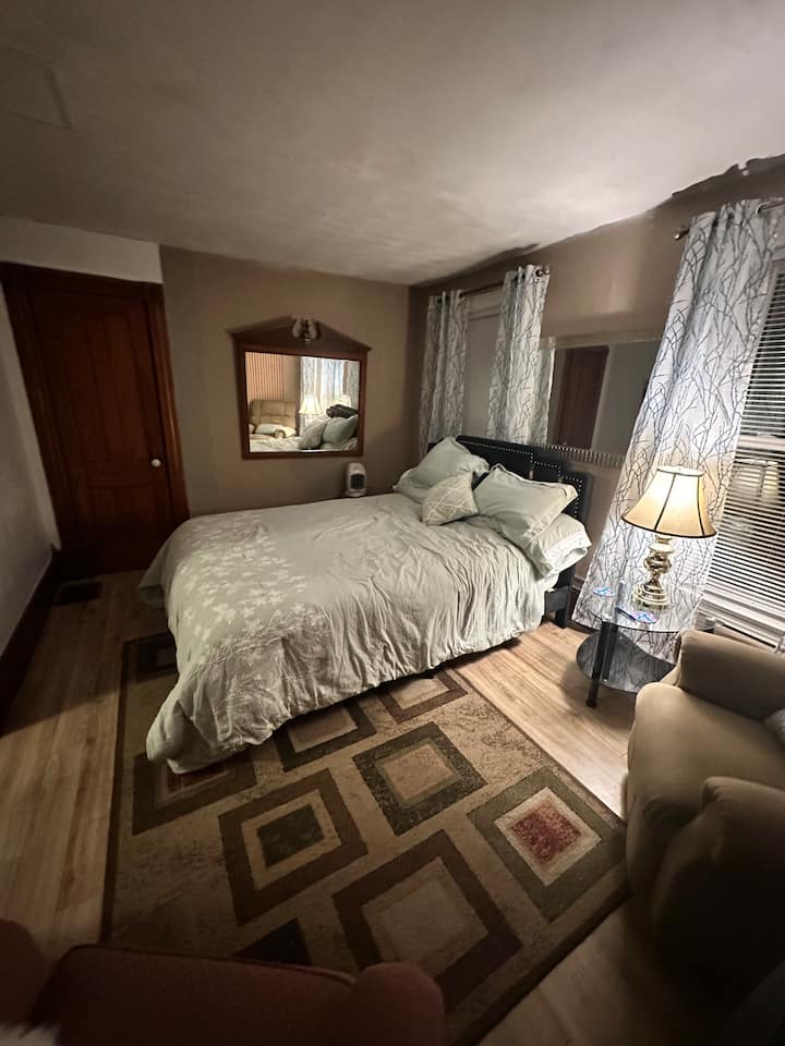 Bachelor  In Great Location Across From Hospital - Prescott