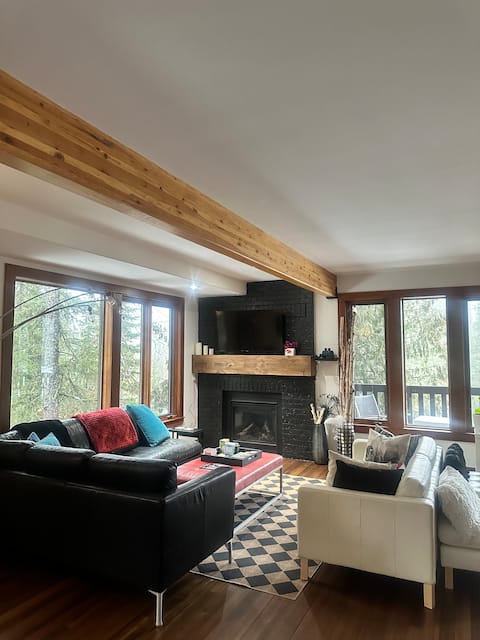 Top Airbnb: Mountain Life Lodge with spectacular views! in East Kootenay A