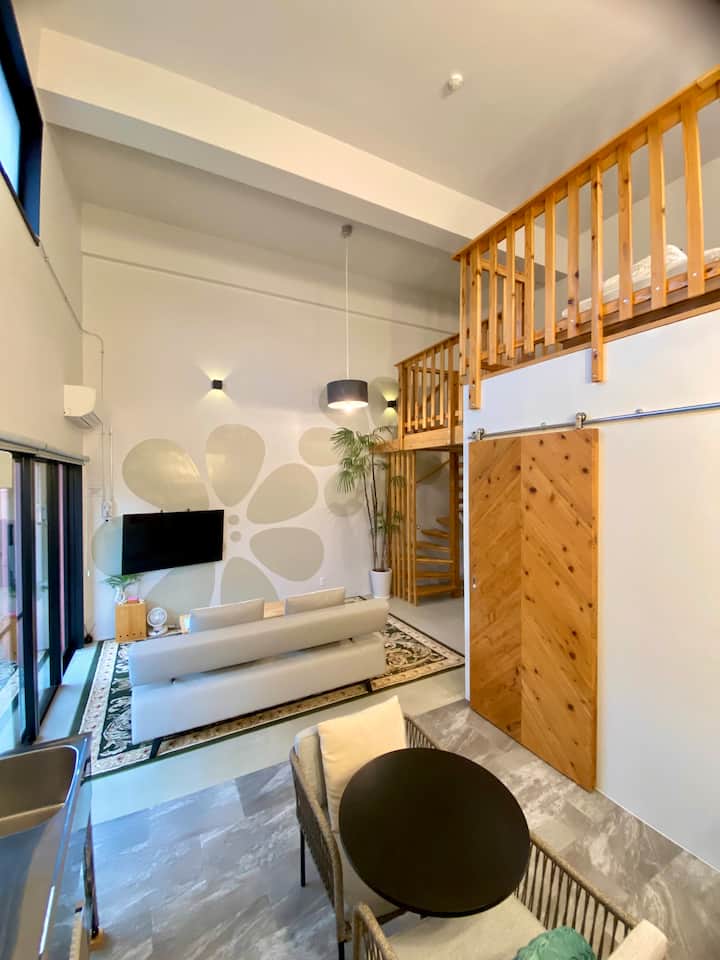 B) Little Swiss House, Loft, free Parking, 40m² - Serviced