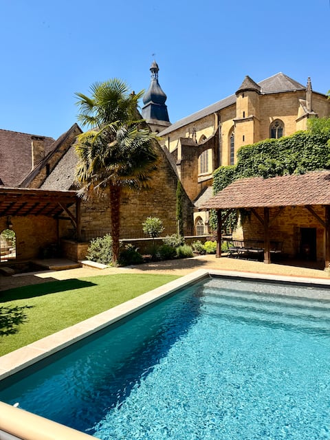 Large house with pool in historic center