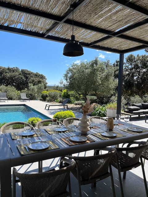 Villa Bonifacio
Swimming pool & wooded park 5' from the port