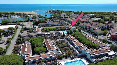 Beautiful terrace house with pool - right by the sea