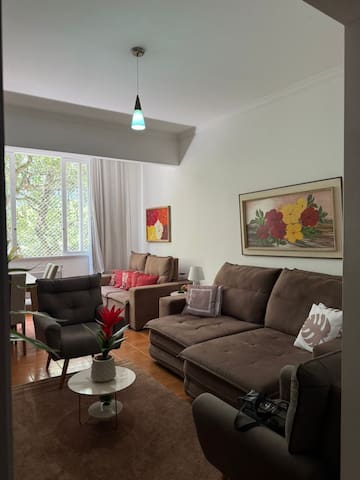 Excelente sala e três quartos com ótimo astral.