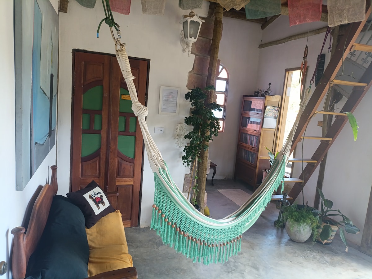 โซฟาและเปลญวนให้เพลิดเพลินกับวิวภูเขา