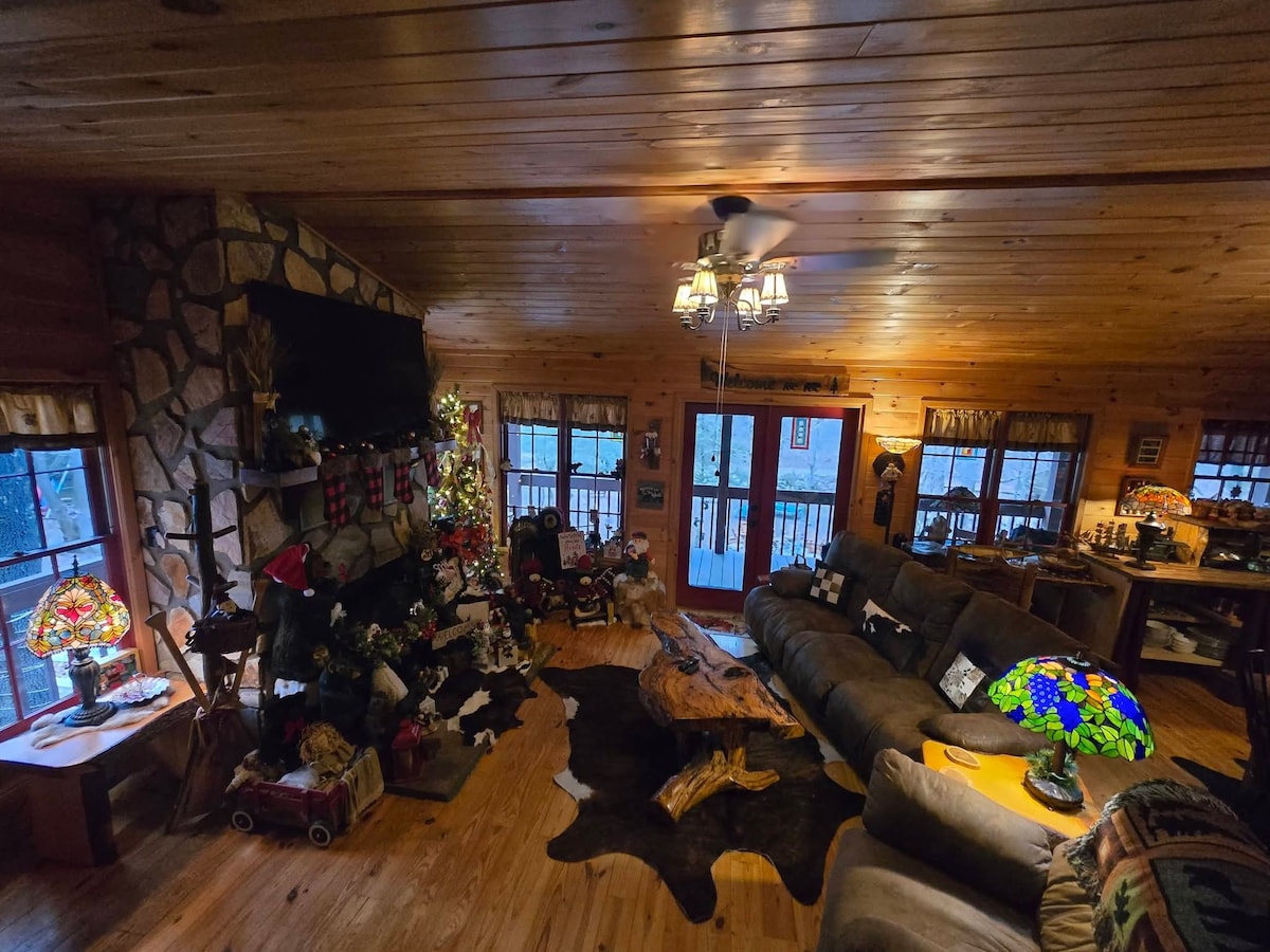 Successful Airbnb property: Woodland Creekside Cabin/HotTub/WiFi/Gameroom in Gilmer