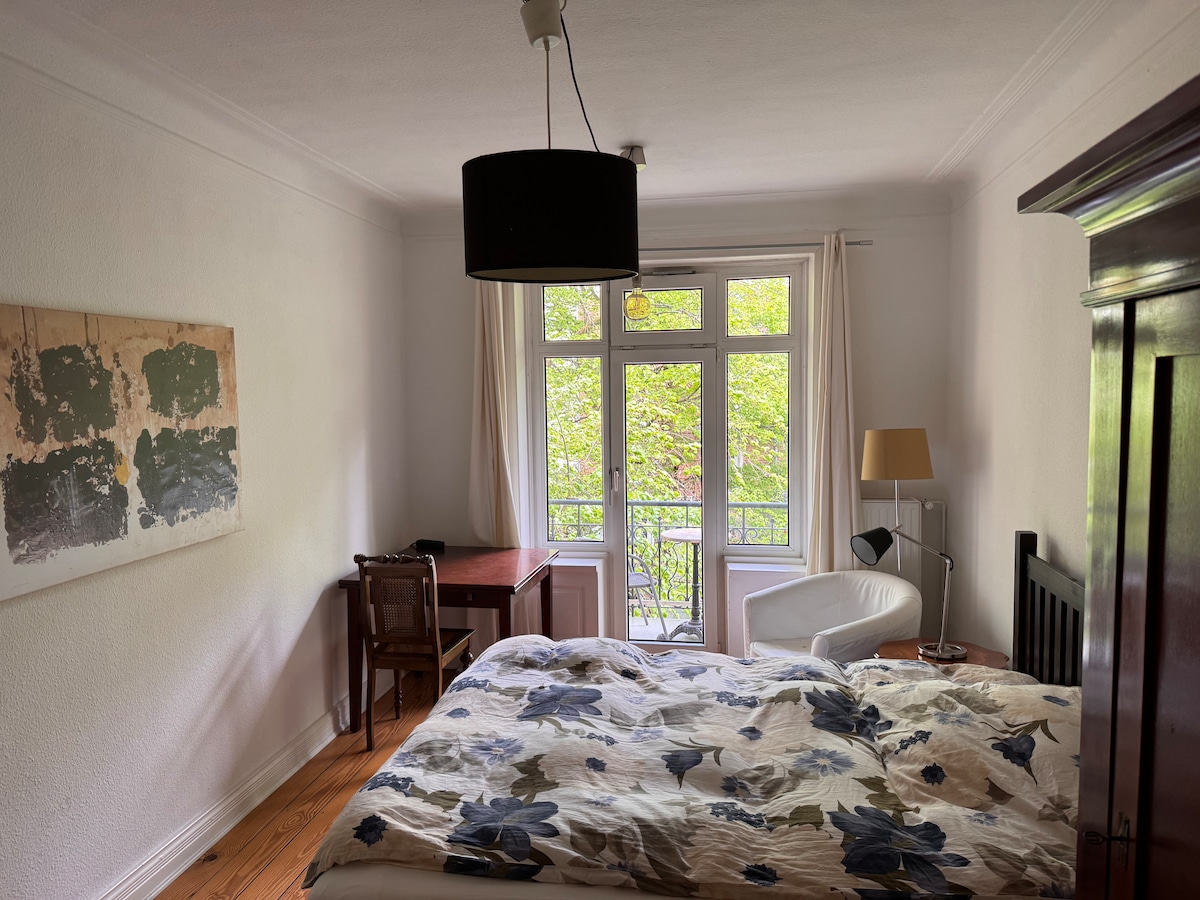 Top performing Airbnb: Apartment in an old building - only 12 minutes to the city in Eimsbüttel