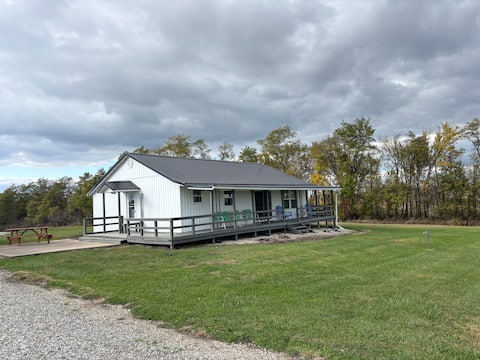 Farmhouse Charm Meets Modern Comfort 4 Mi to town*