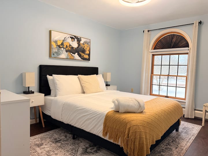 Საძინებელი 2 მთავარ დონეზე.