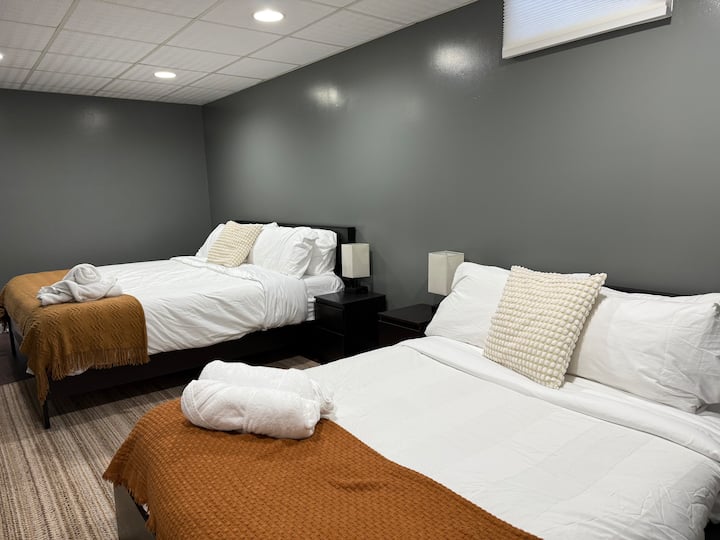 Საძინებელი სარდაფში. Ამ ოთახში შესასვლელი კიბეა. Სარდაფში არის აბაზანა-ტუალეტი (სააბაზანო 1). 