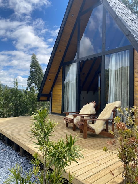 Relaxing retreat with hydro/ fireplace/affordable