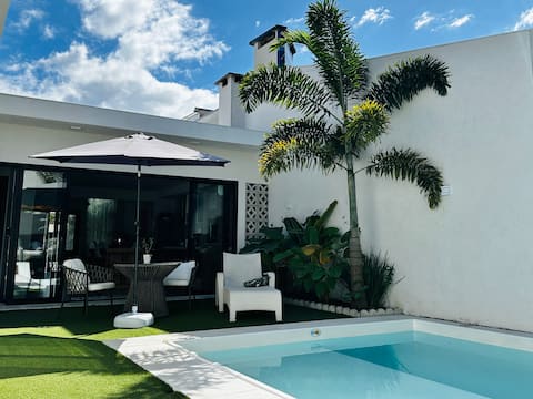 Oasis with Heated Spa, Swimming Pool, 4 Bedrooms, Downtown