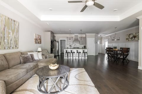 Top Airbnb: Spacious 1 level Luxury TH-KingBed/2CarGarage/4TVs in Huntsville