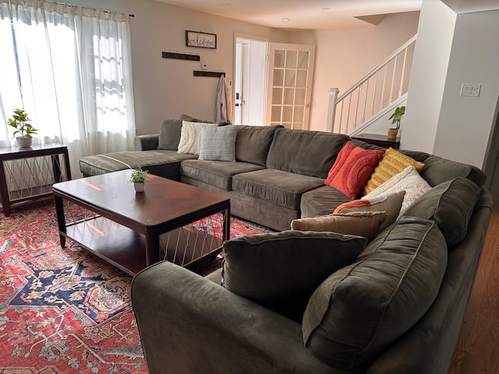 Spacious 4 Bedroom Home Just Steps From Center St - Niagara-on-the-Lake
