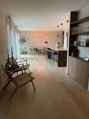 Atriumshus med skjermet hage og utestue