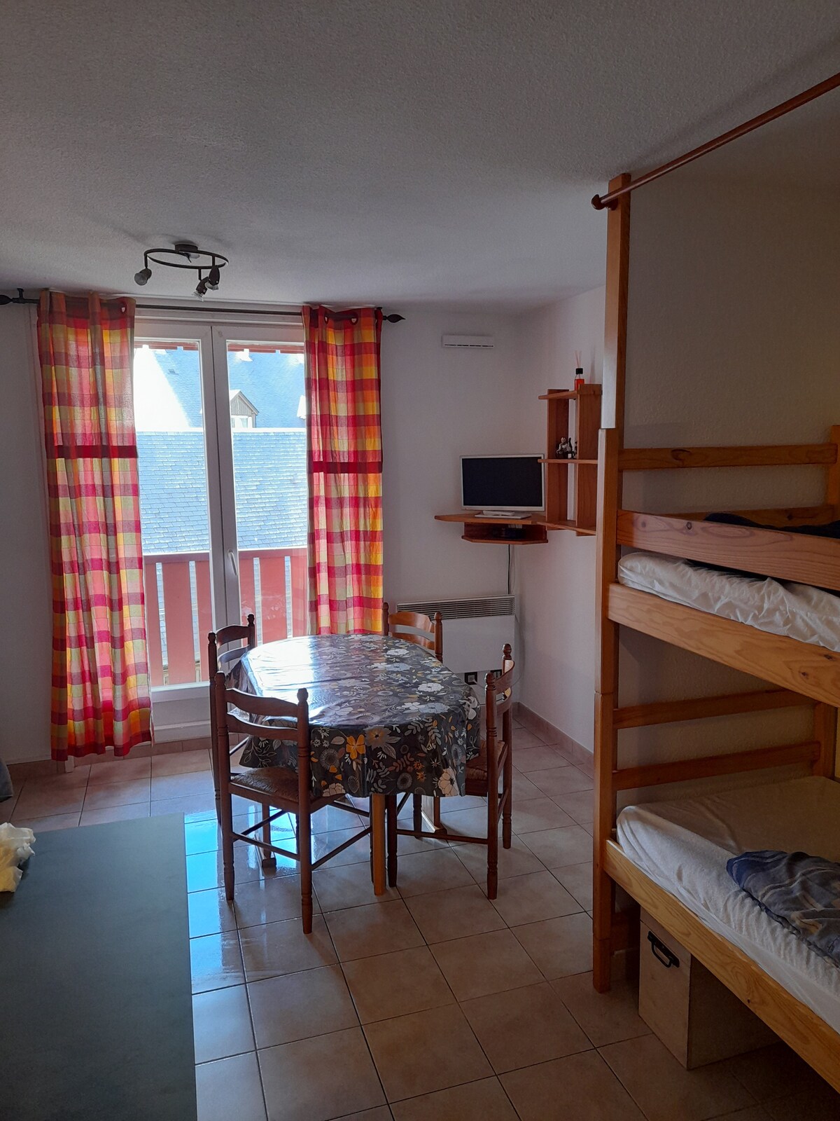 Anuncio de Airbnb popular: Pleasant Studio 400 m from Luz city center en Esquièze Sère