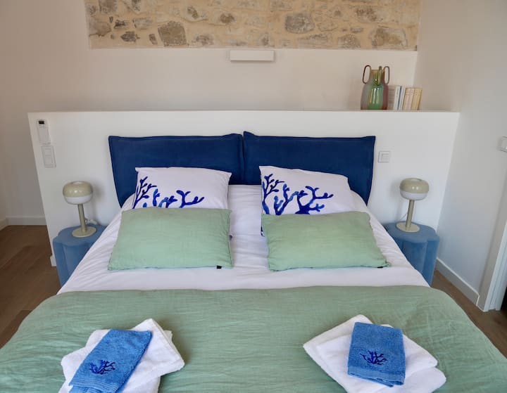 Chumba kikuu cha kulala kwenye ghorofa ya pili na bafu lake la ndani 