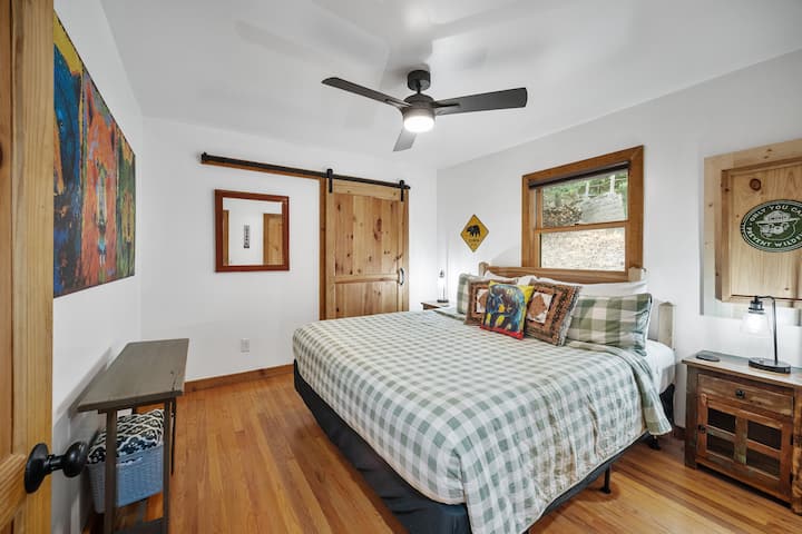 Riverfront, single-story cabin with 3 decks, including a dock & water access. Soak in the hot tub, play in Fightingtown Creek, cook dinner on the grill, roast s'mores over the fire pit. Dog friendly. 3 Masters with attached full bathrooms!