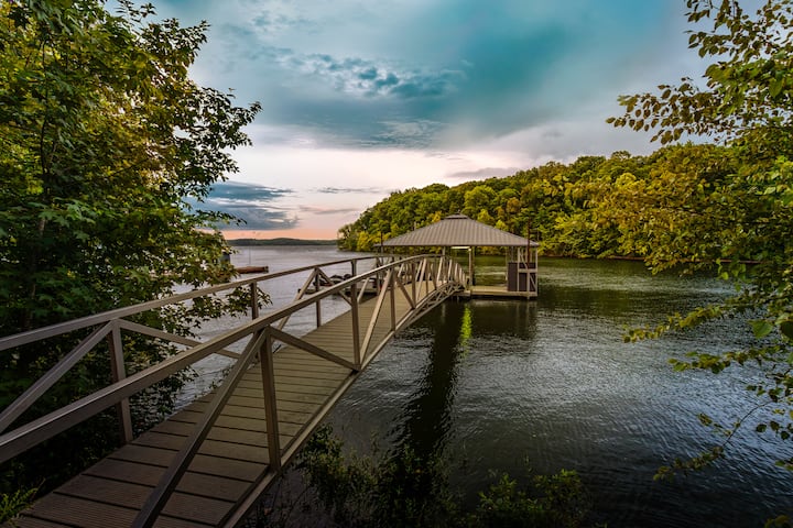 Lakefront Home | Private Dock, Hot Tub & Kayaks