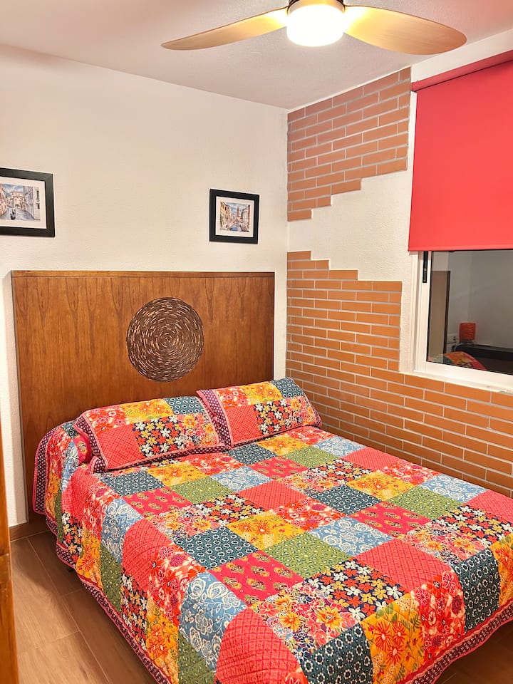 Dormitorio con cama de matrimonio de 135 cm. Ventilador de techo. 