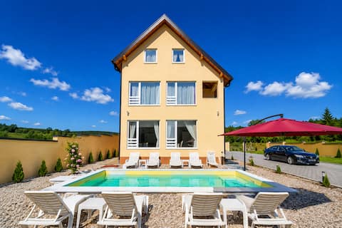 Luxury Pool House: 10 Guests & Private Parking