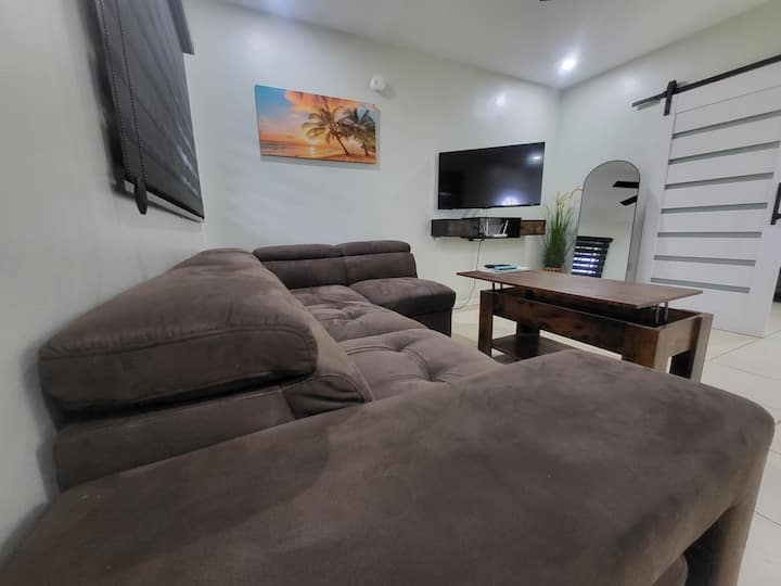 Удобен ъгъл на вейвинг към телевизора (кабелни и новинарски канали) с хладен бриз от вентилатора на тавана