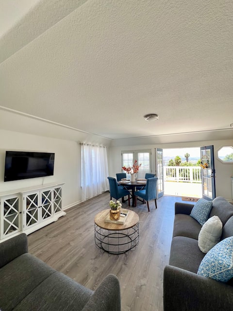 Modern One Bedroom Apartment/ Loft with Lake View