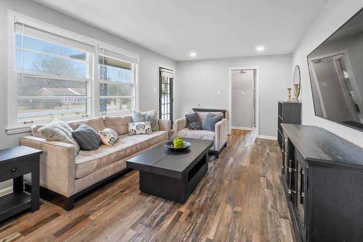 Escape To Clarksville's Chic Luxe 3br Home - Clarksville, TN