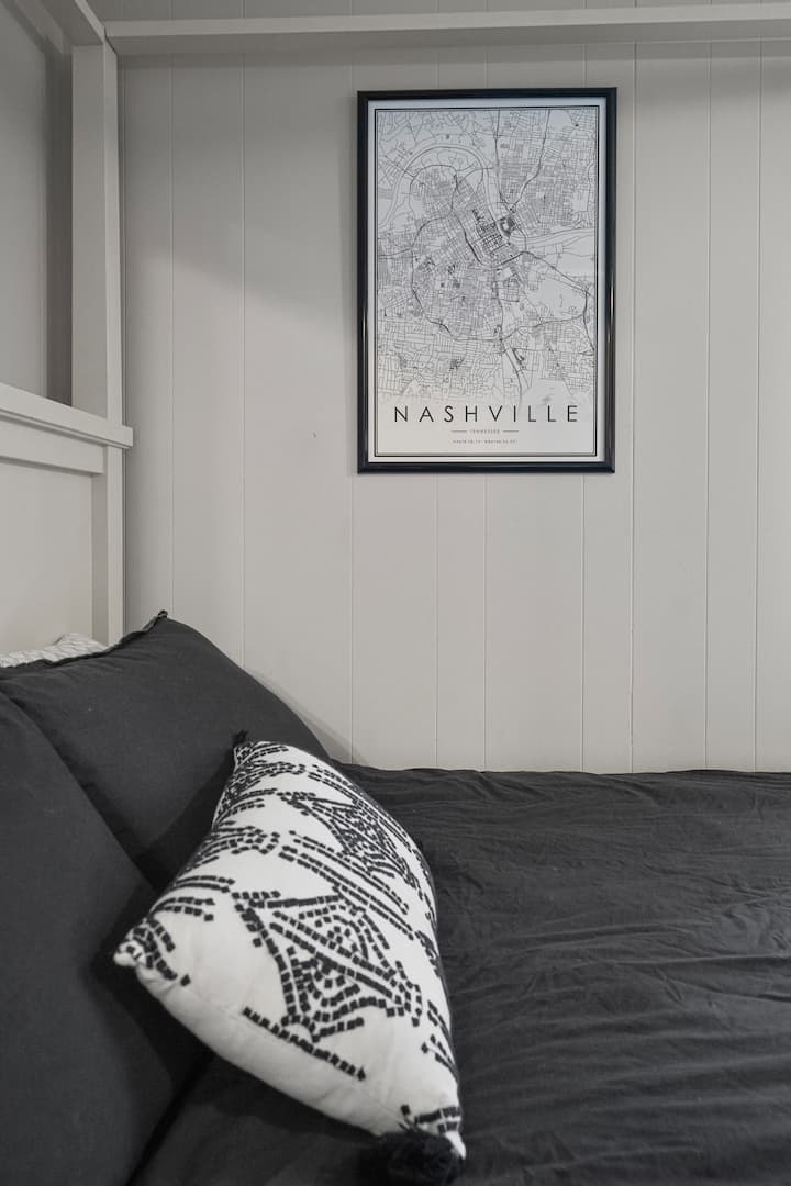 Come enjoy our upgraded rooms, bedroom 3 has a Pottery Barn Canopy Queen bed with office, 32 inch screen. 