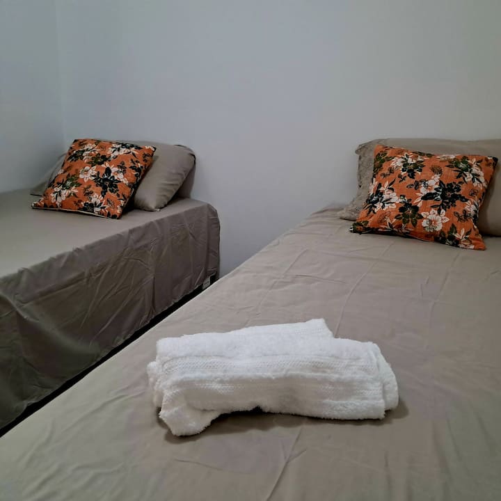 Chumba kimoja chenye vitanda viwili, feni ya dari yenye kiyoyozi. 