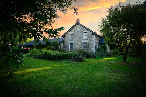 Stonefox Retreat: Acerage, Pond, Hot Tub & Sauna