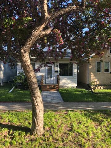 Lovely St Boniface home w/ king bed+private yard