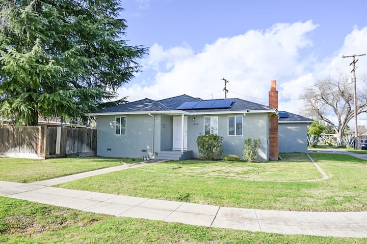 Newly Renovated 3bed On Corner-lot Easya To Us99 - California