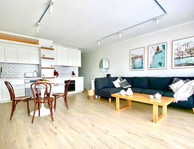 Lovely 2-bedroom apartment in the heart of Lorne