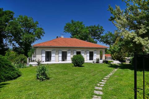 Mon Rêve villa with river access for fishing!