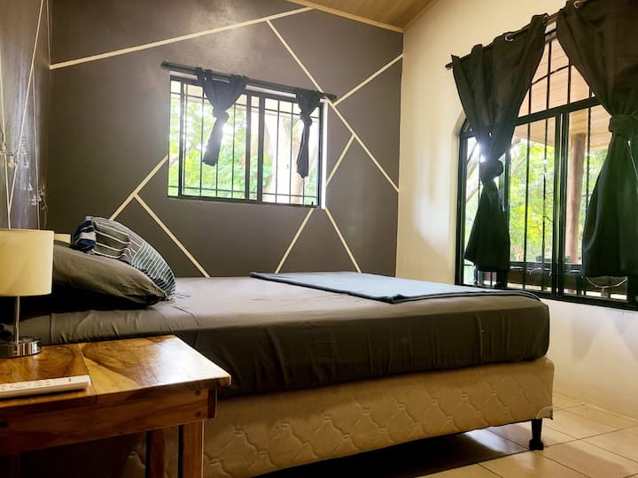 Camera da letto principale con aria condizionata e ventilatore a soffitto.