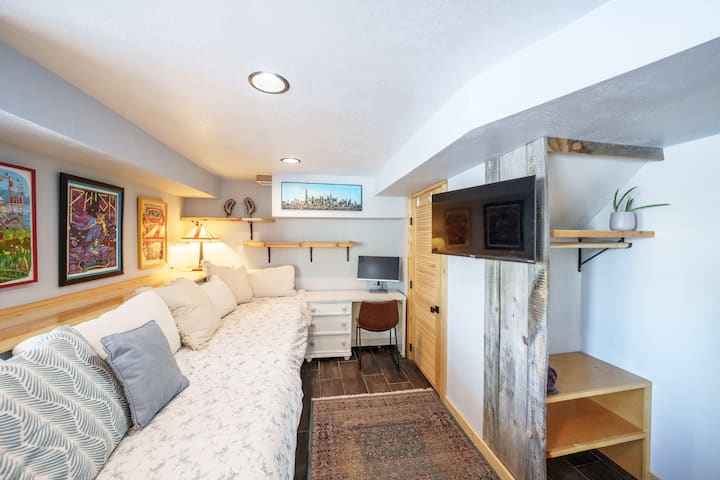 BONUSOVÁ KANCELÁRSKA MIESTNOSŤ - pozostávajúca z vlastného gauča s 3 dvojitými matracmi z pamäťovej peny usporiadaných okolo televízora a pekného pracovného priestoru s monitorom na pripojenie notebooku!