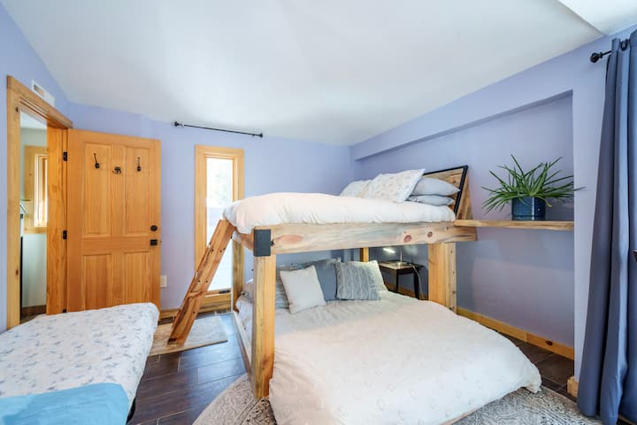 Najväčšia izba v dome, nachádzajúca sa na druhom poschodí.Nadrozmerné poschodové postele z pamäťovej peny veľkosti Queen + posteľ z pamäťovej peny pre dvoch.Jack a Jill majú prístup do kúpeľne spoločnej s hlavnou izbou na tomto poschodí.