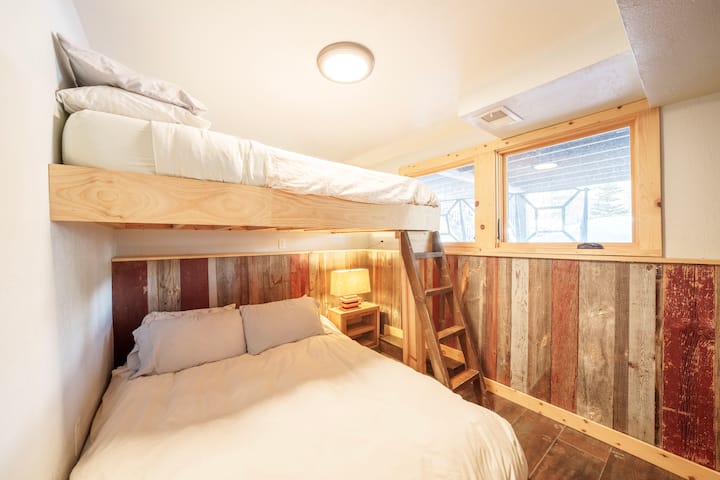 Postele z pamäťovej peny veľkosti Queen sú zabudované ako poschodové postele na mieru.