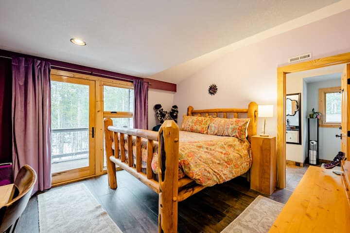 Hlavná izba s nadrozmernou manželskou posteľou.Jack a Jill majú prístup do kúpeľne s druhou spálňou na tomto poschodí.Táto izba má aj menšiu miestnosť, ktorá je otvorená na posteľ s pamäťovou penou pre dve osoby.