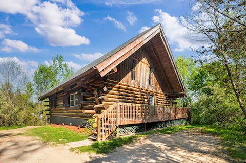 Log Cabin, 15 acres, private nature lake, hot tub