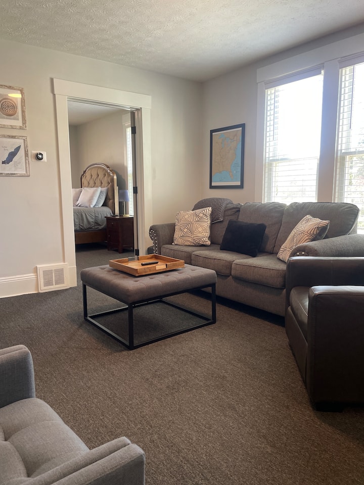 Cozy 2-bedroom Getaway - Willoughby, OH