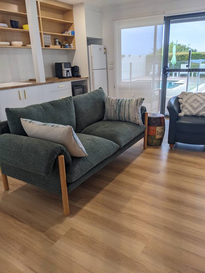 Fresh & Bright Coastal 2 Bdr + Pool, Close 2 Beach - Terrigal
