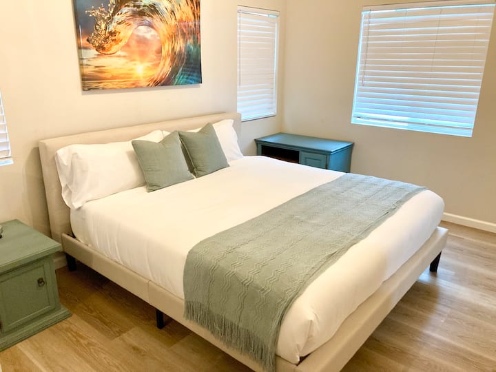 מיטת קינג סייז בבית האחורי עם חדר רחצה ראשי