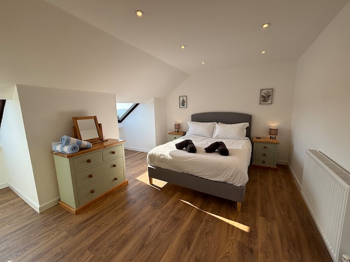 Dormitorio tamaño king - baño opuesto (el único baño y dormitorio en esta planta) 